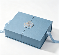 Boîte cadeau de luxe en carton rigide recyclable à double porte magnétique avec logo métallique Camélia, poignée en ruban personnalisée et foulard imprimé quadricolore