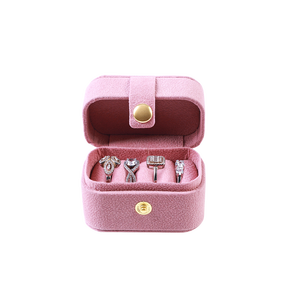 Estuche Moderno Rectangular de Terciopelo para Joyas con Cierre de Botón para Guardar Anillos en Colores Rosa, Verde, Rojo y Azul Marino - Product Image 2