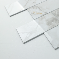 Ventes chaudes Carreaux autocollants en marbre blanc Motif métro Imperméables Auto-adhésifs Mosaïques pour l'intérieur
