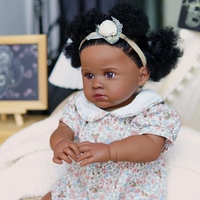 Poupée réaliste reborn avec cheveux bouclés, robe florale et accessoires – Poupée nouveau-né réaliste pour collection et jeu d'enfants