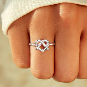 T0685 Anello in oro bianco con diamante taglio a cuore, colore naturale G, anello di fidanzamento romantico da donna - Product Image 1