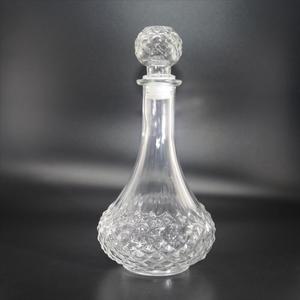 Bouteille en verre transparente de 750 millilitres de forme unique avec un bouchon, utilisée pour la présentation de divers vins <span class=keywords><strong>sur</strong></span> les étagères ou dans les casiers à <span class=keywords><strong>vin</strong></span> - Product Image 2