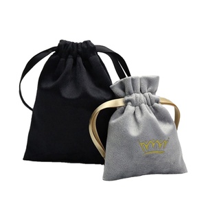 Sacs en velours doux avec logo personnalisé, pochette à cordon avec pompon, pochette à bijoux, sacs cadeaux en daim - Product Image 1