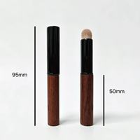 Pinceau de maquillage portable à manche en bois pour estomper les imperfections et les lèvres, avec capuchon de protection, poils synthétiques, personnalisable, marque privée
