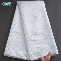 Tissu en dentelle brodée africaine bleue unie en gros 2025, dentelle damassée dorée brodée à la française pour robes de mariée femme 4063