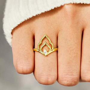 Anello con Zirconi Linea Marquise per Donne, Elegante Gioiello Geometrico alla Moda - Product Image 2