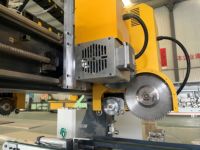 Ligne de production de panneaux de porte CNC à quatre voies avec convoyeur à rouleaux et équipement de découpe de chants à positionnement automatique