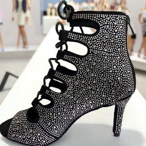 Chaussures de <span class=keywords><strong>danse</strong></span> de salon/latine EVKOODANCE pour femmes, noires, doublure en satin, <span class=keywords><strong>talon</strong></span> aiguille de 10 cm, bout ouvert, lacets, détail en strass - Product Image 1