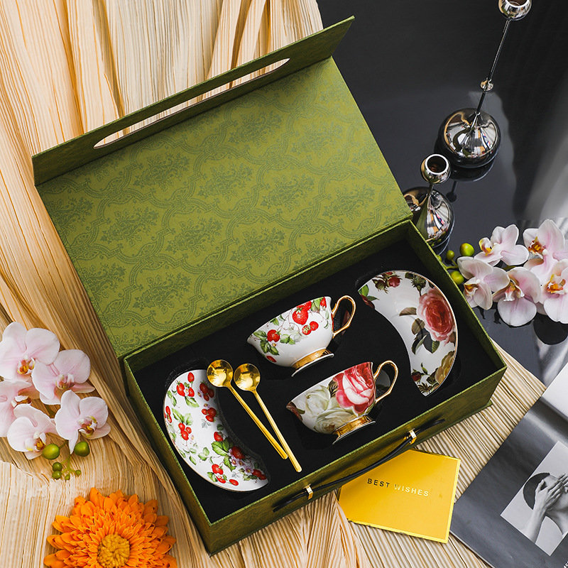 Paire de tasses, deux tasses, soucoupe, cuillère, boîte cadeau verte
