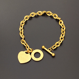 สร้อยข้อมือรูปหัวใจสลักอักษรแบบกำหนดเอง ทำจากสแตนเลสสตีลชุบทอง 18K PVD |   ตัวล็อคแบบ OT Toggle |   ของขวัญกันน้ำสุดโรแมนติกสำหรับเธอ - Product Image 1