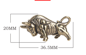 1 pieza de latón Bull Fighting Bull Micro-tallado Animal llavero colgante, llavero creativo colgante para hombres, pequeños adornos - Product Image 2
