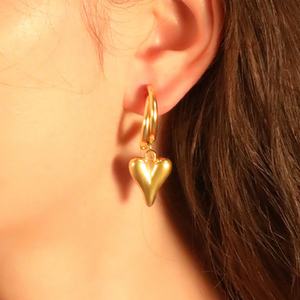 Pendientes de Aro con Colgante de Corazón Elegantes y Modernos Chapados en Oro de 18K, Joyería de Acero Inoxidable, Pendientes de Gota con Forma de Corazón para Mujer - Product Image 1