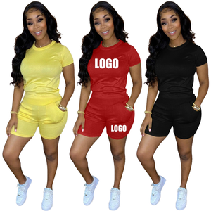 Conjunto de ropa de verano para mujer con camiseta bordada con logotipo personalizado y pantalones cortos de dos piezas a juego para correr - Product Image 1