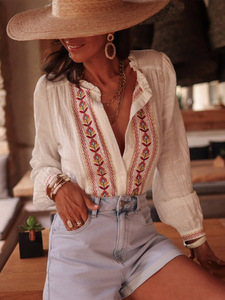 Camicetta da Donna all'Ingrosso con Ricamo Floreale, Scollo a V con <span class=keywords><strong>Volant</strong></span>, Bottoni Frontali, Maniche Lunghe a Sbuffo, Stile Boho Casual e Vestibilità Ampia - Product Image 2