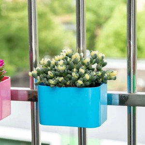 Pot de fleurs suspendu rectangulaire bleu ciel à fixer au mur pour la culture à domicile, jardinière en plastique - Product Image 1