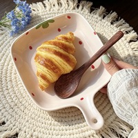 Assiette de dîner en céramique style Ins avec motif de fraises, avec poignée, compatible micro-ondes, design esthétique, mignonne, pour desserts, gâteaux et collations