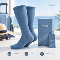 Chaussettes de compression sportives bleu clair à compression graduée pour mollets, avec tableau de mesure, manchette plus large et densité de tricot à bout plat