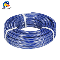 Tuyau d'arrosage en PVC renforcé en spirale avec fibres synthétiques haute résistance, idéal pour l'arrosage quotidien et l'irrigation des jardins et le nettoyage.