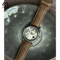 Montres-bracelets carrées rétro de luxe OEM ODM, boîtier gravé doré, bracelet en cuir, mécanique automatique squelette lumineux pour hommes