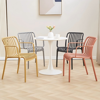 Chaise de salle à manger empilable en plastique moderne et contemporaine pour restaurants et appartements (vente en gros)