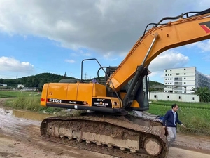 Excavatrice sur chenilles SANY 215-9 d'occasion, matériel de terrassement de construction en bon état avec peu d'heures de fonctionnement à vendre - Product Image 3