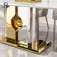 Ensemble table et chaises de salle à manger 8 places au design tendance, table de salle à manger en verre et marbre haut de gamme pour villa de luxe à Dubaï, Arabie