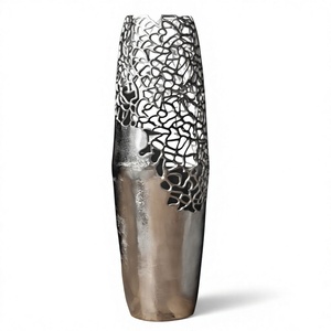 Jarrón cilíndrico plateado con diseño recortado y texturizado para exhibición en suelo, jarrones decorativos de aluminio y maceta para decoración de eventos - Product Image 1