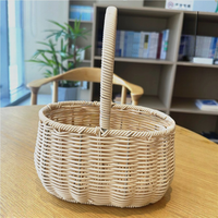 Petit panier à fleurs ovale en tricot brun clair, idéal pour apporter un bouquet d'anniversaire coloré à une amie proche