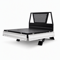 Plateau en aluminium personnalisable avec boîte à outils et côtés rabattables amovibles. Peinture en poudre. Convient pour une utilisation en extérieur.