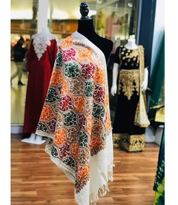 Chal con patrón geométrico bordado con flecos largos para mujer, bufanda tradicional para todas las estaciones, accesorio de moda duradero - Product Image 1