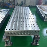 Banc de soudage flexible 3D en fonte stable, table de soudage anti-usure avec outils de positionnement pour le positionnement des gabarits de soudage et la fixation des pièces.