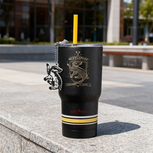 MINISO Série <span class=keywords><strong>Harry</strong></span> <span class=keywords><strong>Potter</strong></span> Hufflepuff Tasse à paille en acier inoxydable 580 ml avec pendentif universitaire, gobelet à eau portable anti-fuite - Product Image 4