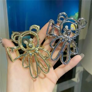 Pince <span class=keywords><strong>d</strong></span>'<span class=keywords><strong>ours</strong></span> tridimensionnelle creuse en alliage Grande pince de requin imitation perle en métal Élégante griffe de cheveux simple - Product Image 3