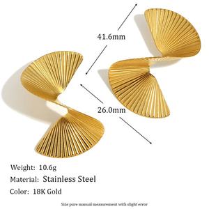 Boucles d'oreilles clous 3D torsadées en forme de fruit, cœur, fleur, papillon pour femme, en acier inoxydable plaqué or 14 carats, personnalisables à 100 % - Product Image 2