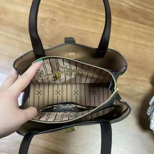 Grand sac à main fourre-tout blanc pour femmes de créateur, couleur unie, style professionnel, résistant à l'eau et à la fermeture éclair, portable, en PU pour un usage quotidien - Product Image 2