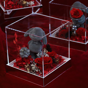 Vente en gros de roses éternelles artisanales pour la Saint-Valentin, la Fête des Mères et Noël, sous dôme en verre acrylique, avec mini ours floqué et sac cadeau pour déclaration d'amour - Product Image 4