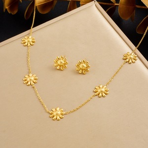 Gold Plated Daisy Flower Necklace Earrings Set Women's Everyday Fashion Jewelry Zinc Alloy Chain Simple Floral Design - Product Image 1