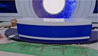 Table de studio de diffusion avec éclairage LED, comptoir d'accueil pour interviews de station de télévision, avec ordinateur