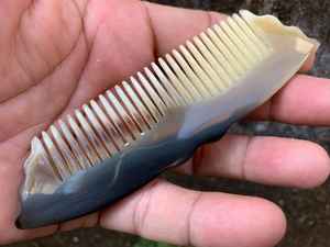 หวีผมทำจากเขาควายคุณภาพพรีเมียม ขัดเงาด้วยมือ ฟันหวีเรียบเนียน ลดการแตกหักของเส้นผม ช่วยให้ผมเงางามและสุขภาพหนังศีรษะดี - Product Image 6