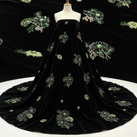 Tissu en velours noir haute couture avec maille tissée, perles tubulaires 3D en forme de pin, broderie végétale à paillettes vertes brillantes pour tapis rouge de mariage