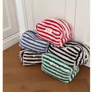 Bolsa de maquillaje personalizada a la moda, bolsa de cosméticos de lana de cordero con múltiples rayas, bolsa de invierno, etiqueta lavable, algodón suave para el hogar - Product Image 3