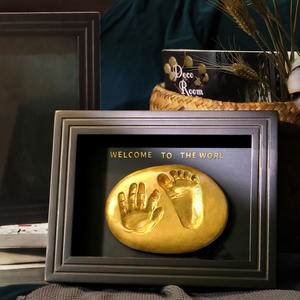 Caja de recuerdo de madera maciza de bambú para bebé, kit completo de Marco con estampado de pies a mano, acabado marrón natural, regalo listo para nuevos padres - Product Image 5