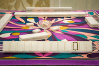 Ensemble de Mahjong de Luxe en Acrylique Floral avec Design Écologique, Tuiles Blanches Nacrées à Motifs Spirales, Cadre Doré - Cadeau de Collection pour Femmes