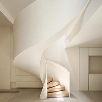 Escalier en colimaçon flottant en sculpture d'art blanc cassé Qiying |   Rampe en fer forgé en forme d'arc en acier sur mesure pour villa moderne de luxe