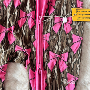 Pigiama con Cerniera per Neonati in Bambù 95% Personalizzato di Alta Qualità, Stampa Camouflage con Fiocco Rosa e Paperella, Tutina con Cerniera in Bambù per Bambini - Product Image 4