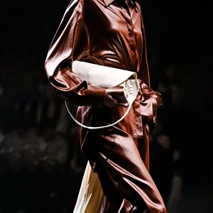 เสื้อผู้หญิงแบบขายส่ง ดีไซน์หรูหรา NOVA SILK OVERSIZED SHIRT แขนยาว แบบ ODM ติดกระดุม เหมาะสำหรับใส่ทำงานหรือไปงานปาร์ตี้ - Product Image 3