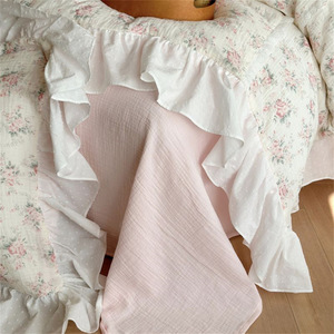 Parure de lit quatre pièces en crêpe de coton fleuri, avec housse de couette et draps à volants en gaze double épaisseur, pour usage domestique - Product Image 4