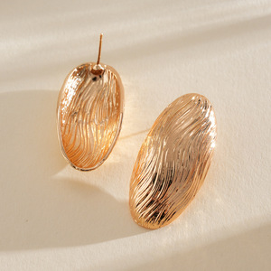 Pendientes de Cobre para Mujer, Estilo Retro Francés, con Diseño Floral Hueco Euroamericano, de Lujo Ligero y Alta Gama - Product Image 4