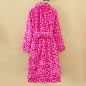 Bata de baño de felpa con estampado de leopardo, larga y gruesa, de franela polar, pijama informal, camisón cálido de invierno para mujer, ropa de dormir para el hogar - Product Image 2