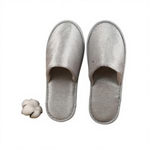 Otel ve Ev Konaklamaları İçin Tek Kullanımlık Terlikler Yıldızlı Oteller İçin Özel Kalın Tabanlı Kaymaz Baskılı Logolu - Product Image 1